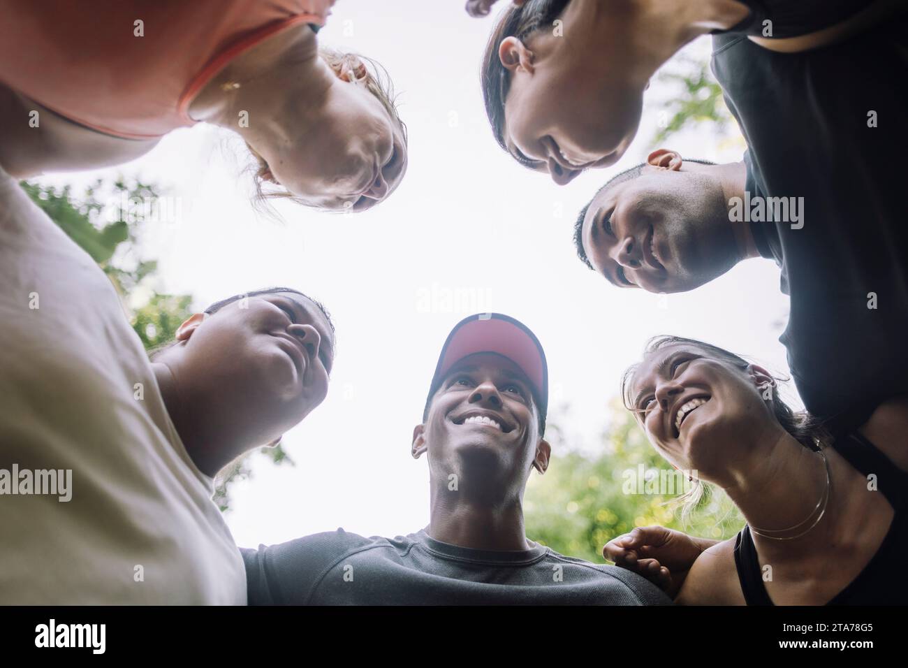 Direttamente sotto la vista degli amici sorridenti maschi e femmine che si arenano nel parco Foto Stock