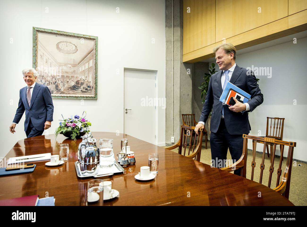 L'AIA - List leader Pieter Omtzigt (NSC)) durante una conversazione con lo scout Ronald Plasterk. Plasterk ha invitato tutti i presidenti del partito per un colloquio. La formazione del gabinetto era già stata ritardata perché il primo scout, Gom van Strien, si è rivelato coinvolto in un caso di frode. ANP KOEN VAN WEEL paesi bassi fuori - belgio fuori Foto Stock