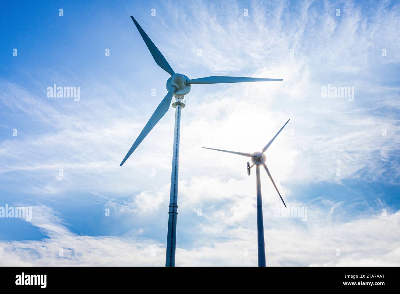 Le turbine eoliche grandi e piccole di Ecotricity a Lynch Knoll, Nympsfield, Gloucestershire, Inghilterra Regno Unito Foto Stock