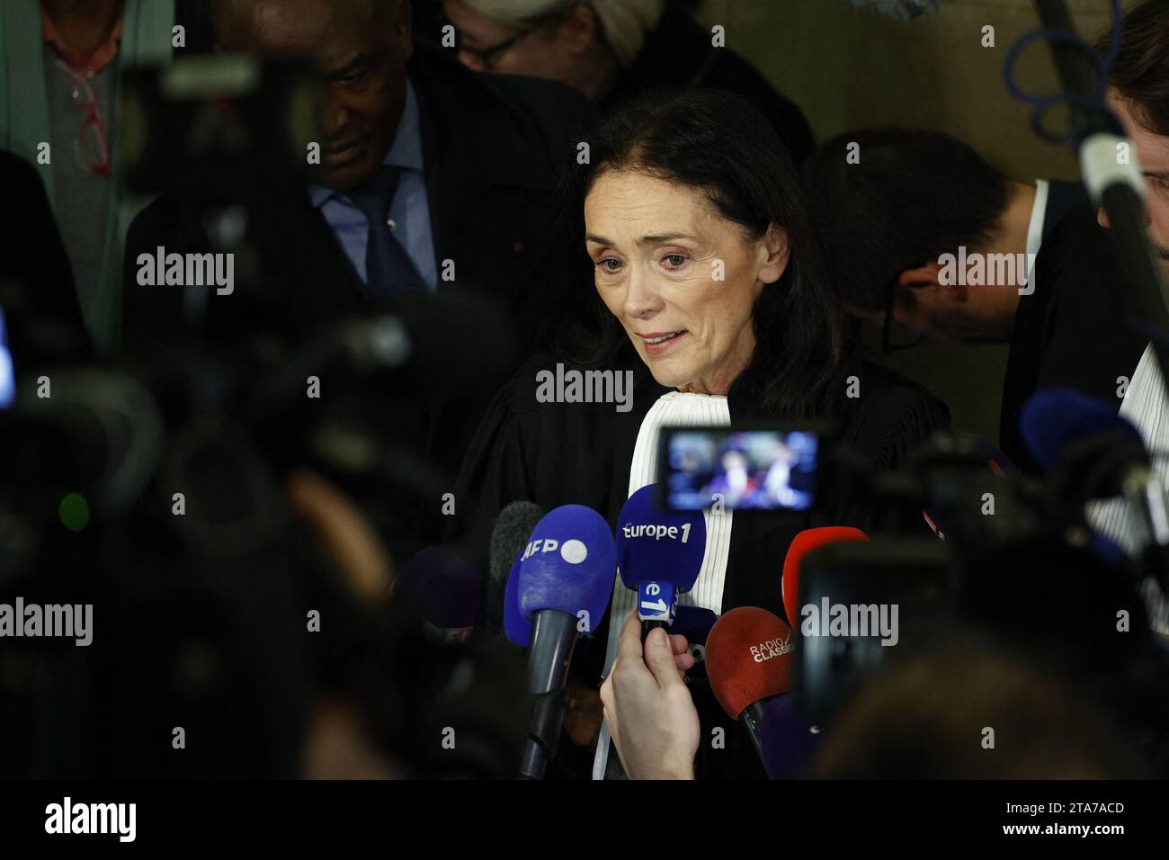 Gli avvocati del ministro della giustizia francese Jacqueline Laffont si rivolgono alla stampa dopo il verdetto della corte presso il tribunale di Parigi per l'ultimo giorno del processo del ministro per presunti conflitti di interessi e abusi di ufficio, a Parigi, il 29 novembre 2023. Un tribunale francese il 29 novembre 2023 ha assolto il ministro della giustizia francese in un processo per conflitto di interessi che è stato un imbarazzo per il governo del presidente francese. Eric Dupond-Moretti, un pugnace ex avvocato di difesa, era stato accusato nel 2021 di aver abusato della sua posizione per regolare i conti con gli avversari della sua carriera legale. Era in piedi tr Foto Stock