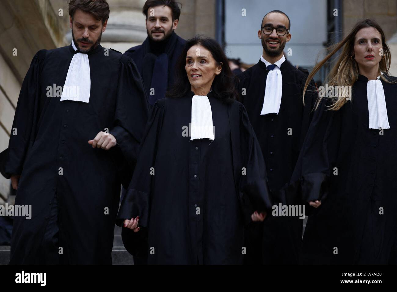 Gli avvocati del ministro della giustizia francese Jacqueline Laffont lasciano la corte dopo il verdetto della corte presso il tribunale di Parigi per l'ultimo giorno del processo del ministro per presunti conflitti di interessi e abusi di ufficio, a Parigi, il 29 novembre 2023. Un tribunale francese il 29 novembre 2023 ha assolto il ministro della giustizia francese in un processo per conflitto di interessi che è stato un imbarazzo per il governo del presidente francese. Eric Dupond-Moretti, un pugnace ex avvocato di difesa, era stato accusato nel 2021 di aver abusato della sua posizione per regolare i conti con gli avversari della sua carriera legale. E' stato processato Foto Stock