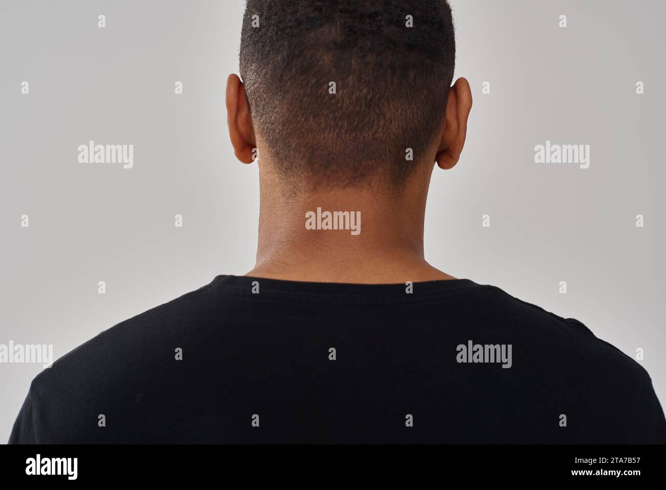 uomo afro-americano alla moda con elegante t-shirt nera, spazio per la stampa pubblicitaria Foto Stock