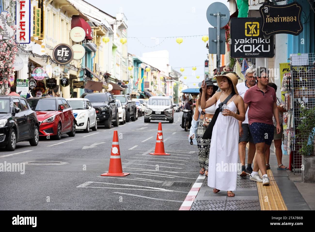 Turisti che camminano su una strada della città vecchia di Phuket Foto Stock