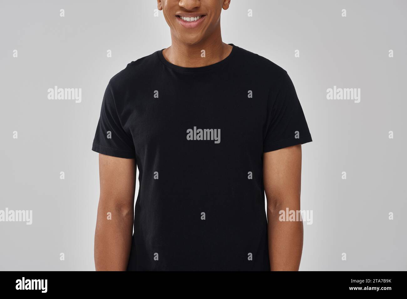 uomo afro-americano alla moda con elegante t-shirt nera, spazio per la stampa pubblicitaria Foto Stock