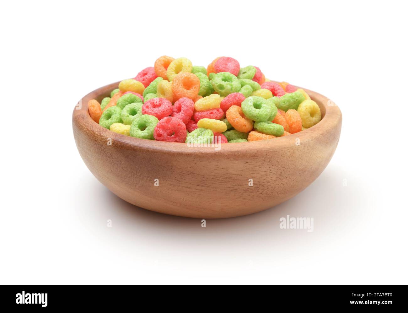 Cereali multicolori per la colazione in una ciotola di legno isolata su bianco. Foto Stock