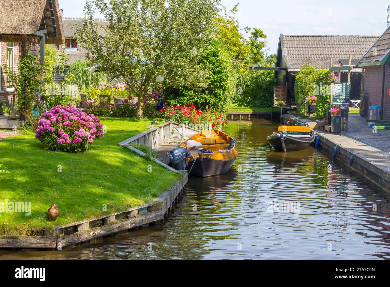 GIETHOORN, Paesi Bassi - tipico olandese lato della contea di case e giardini Foto Stock