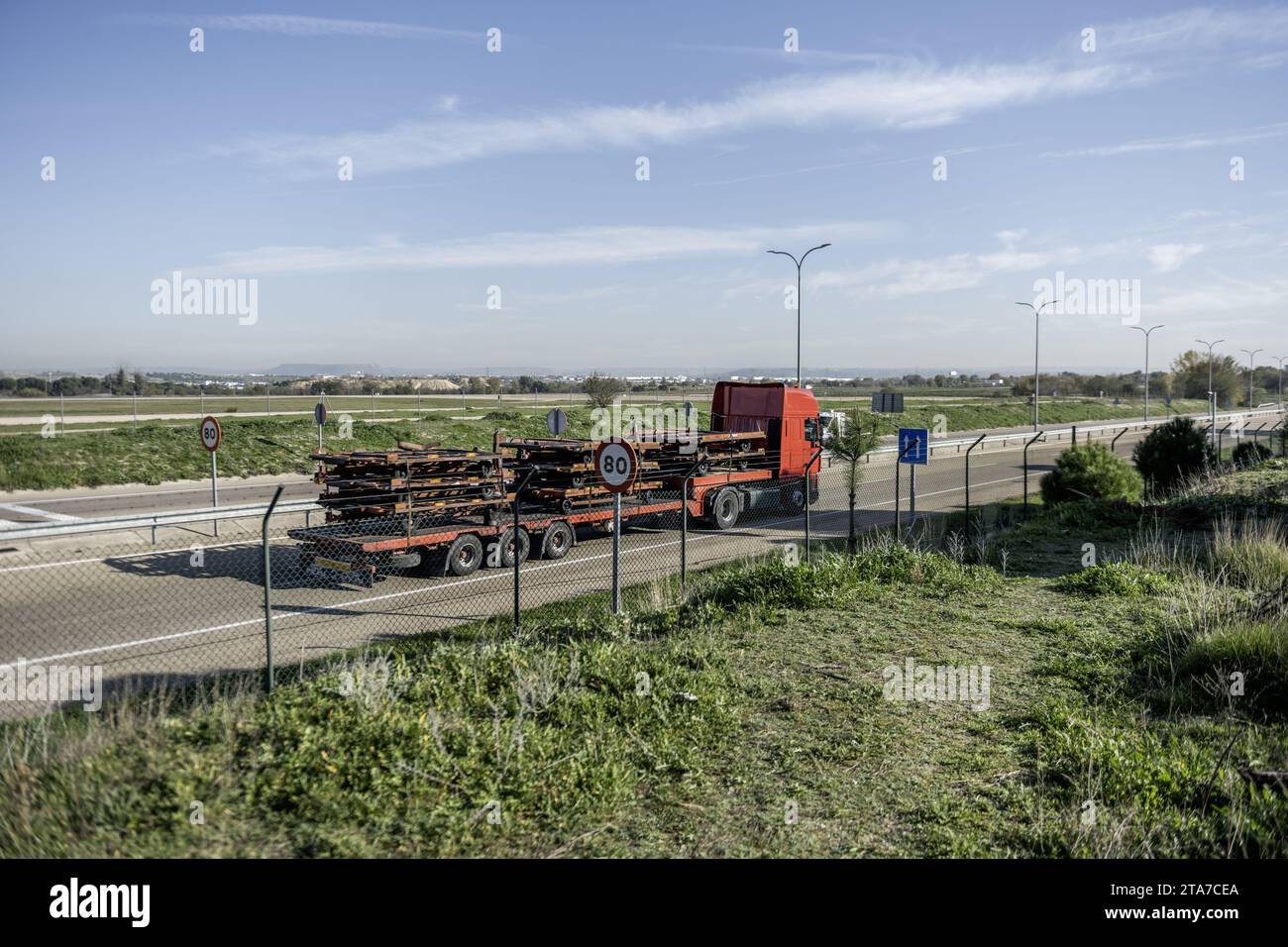 Un rimorchio lungo che trasporta merci su strada Foto Stock