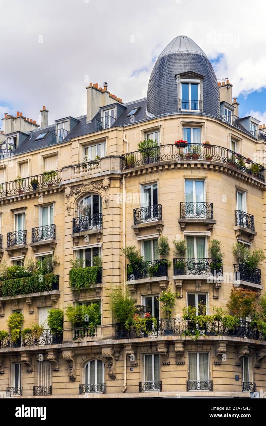 Scorcio di un tipico ed elegante edificio residenziale a Montparnasse, nel centro di Parigi, in Francia, con ringhiere in ferro battuto e balconi Foto Stock