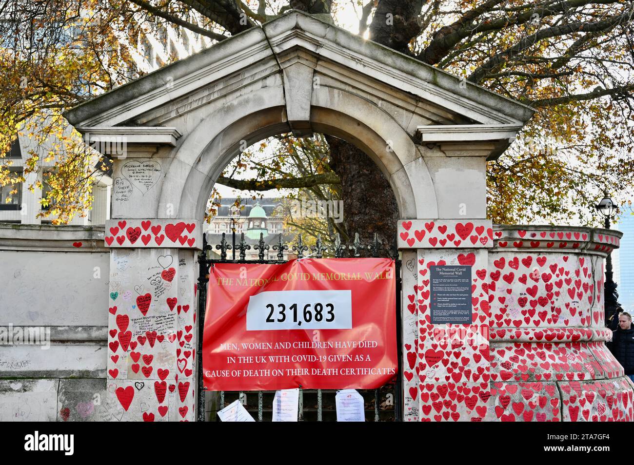 Londra, Regno Unito. National Covid Memorial Wall. L'inchiesta britannica sulla Covid ha sentito oggi l'ex vice primo ministro Dominic Raab, che ha sostituito Boris Johnson mentre era malato Covid. Raab informò l'inchiesta che molte delle principali decisioni furono prese da Dominic Cummings durante la pandemia - apparentemente in contraddizione con le prove di Sajid Javid. Crediti: michael melia/Alamy Live News Foto Stock