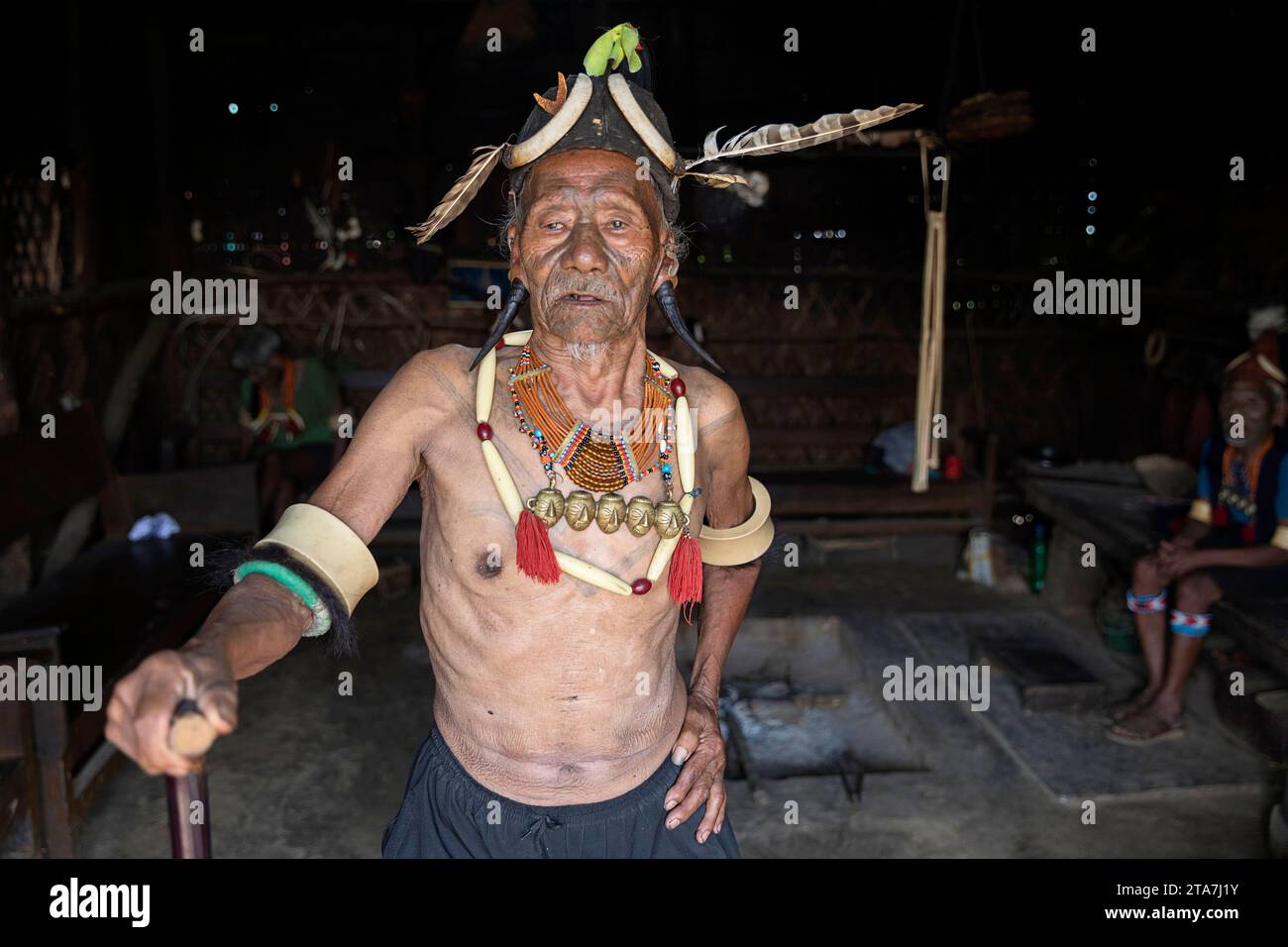 Portarit di un anziano, un uomo di una tribù konyak con tatuaggi tribali tradizionali sul viso e cappello, collane, orecchini tradizionali, Nagaland, India Foto Stock