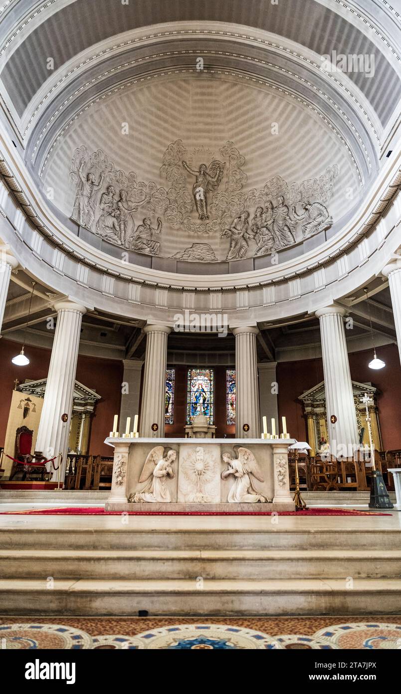 Interno della St Mary's Pro Cathedral, chiesa cattolica romana in Marlborough Street, con l'altare vittoriano di Peter Turnerelli, Dublino, Irlanda Foto Stock