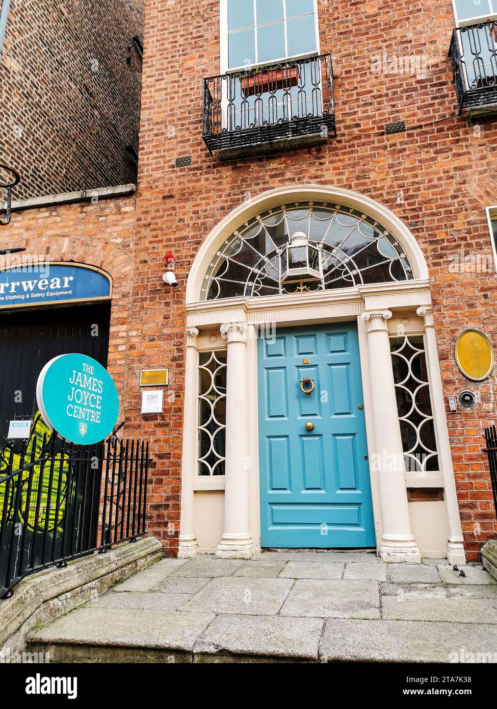 Di fronte al James Joyce Centre, museo dedicato al famoso scrittore irlandese, nella residenza georgiana in North Great George's Street, Dublino, Irlanda Foto Stock