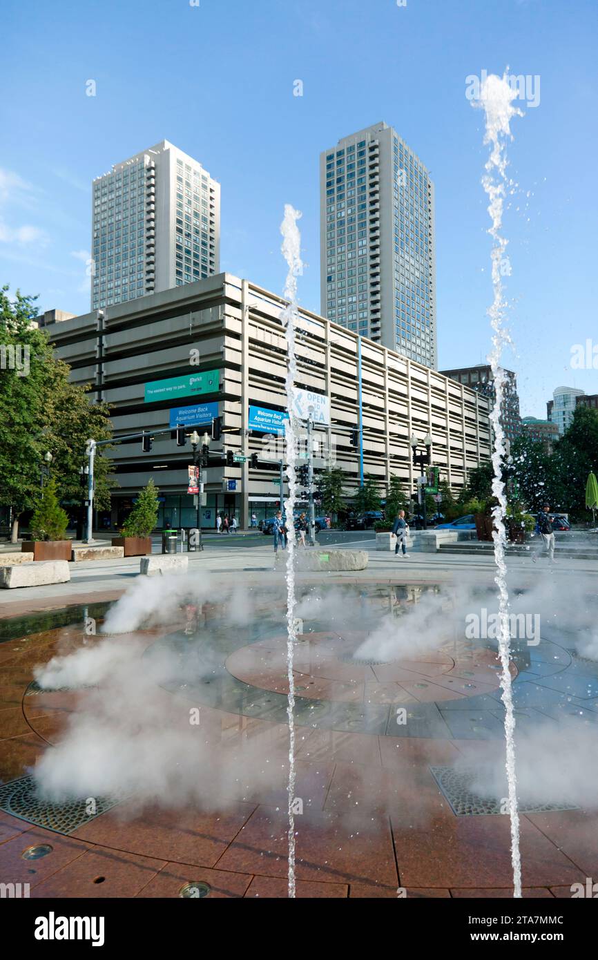 Ring Fountain nel Wharf District Parks con il Harbour Garage e le Boston Harbour Towers i e II sullo sfondo, Foto Stock