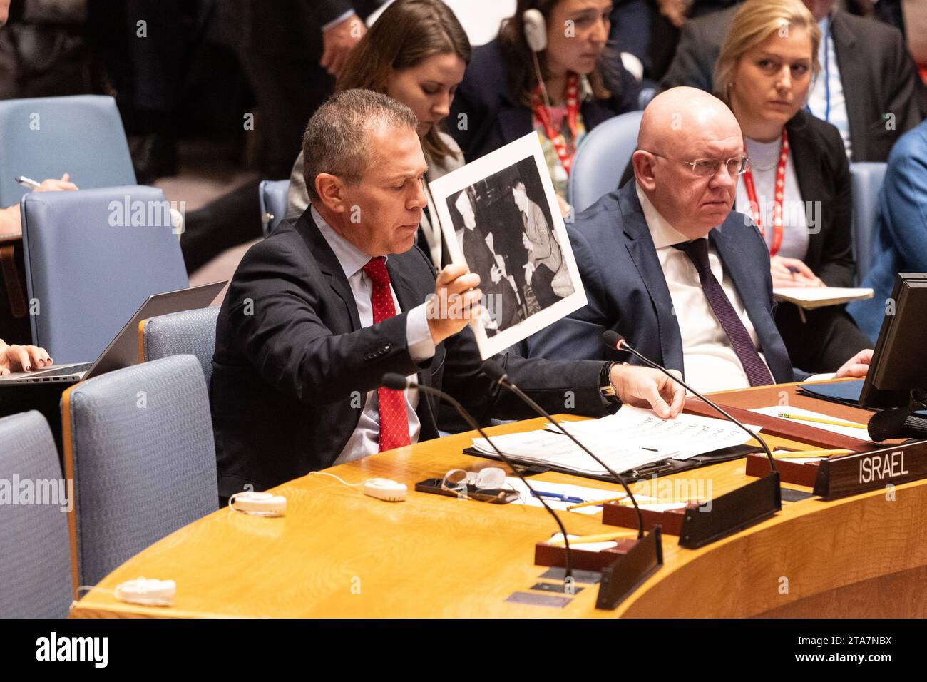 L'ambasciatore israeliano Gilad Erdan mostra la foto del Gran Mufti di Gerusalemme, Haj Amin al-Husseini che incontra Adolf Hitler nel 1941 mentre parla durante l'incontro SC sulla situazione in Medio Oriente, compresa la questione palestinese presso la sede delle Nazioni Unite a New York il 29 novembre 2023 Foto Stock