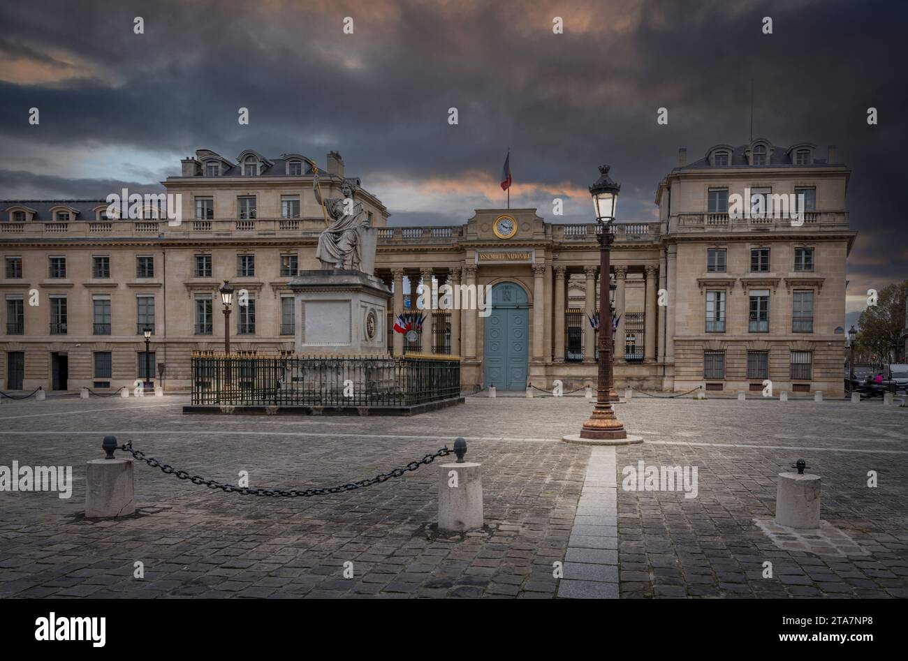 Parigi - Francia - 11 18 2023: Veduta dell'Assemblea nazionale da Place du Palais Bourbon con la sua statua della legge Foto Stock