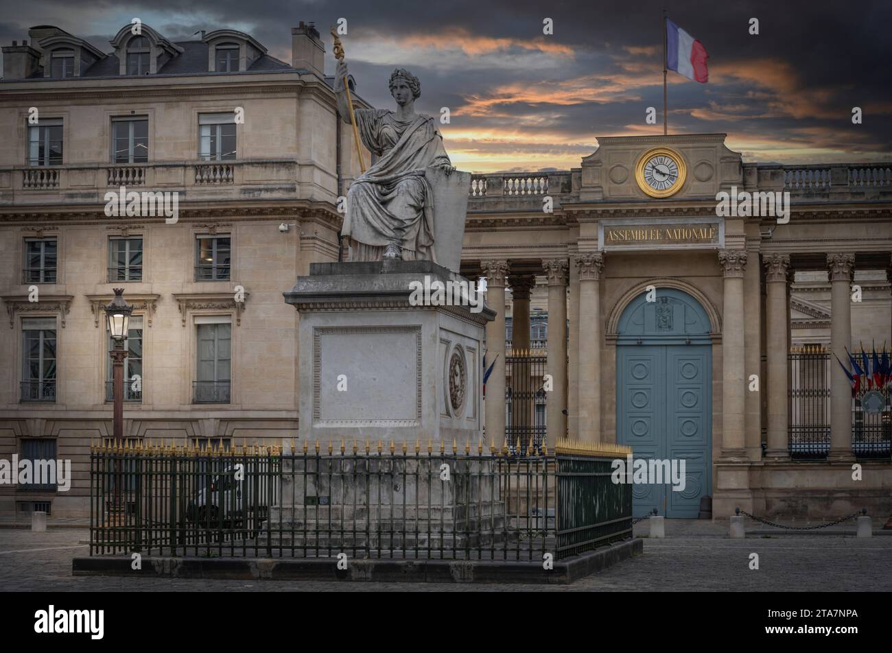 Parigi - Francia - 11 18 2023: Veduta dell'Assemblea nazionale da Place du Palais Bourbon con la sua statua della legge Foto Stock