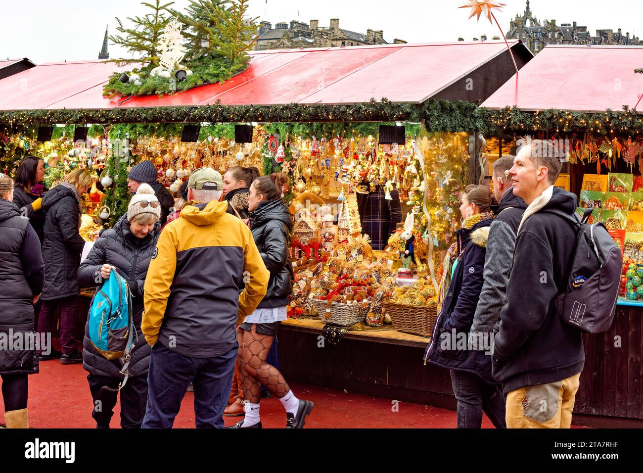 Edinburgh Scotland Christmas Fair o Market Princes Street People in un colorato stand natalizio Foto Stock