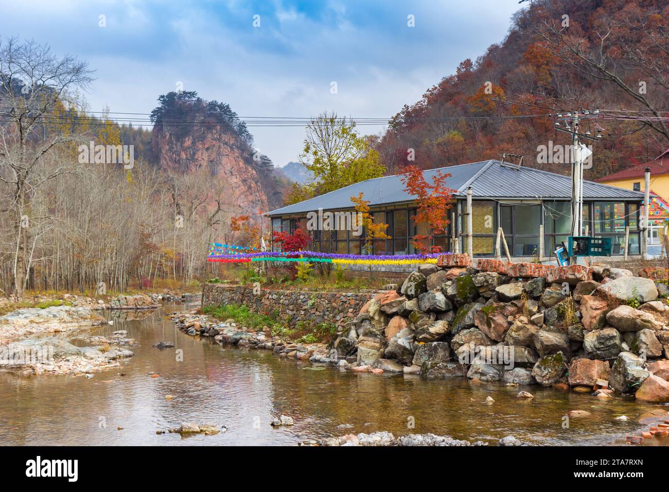 Casa sul fiume nell'area naturale Laobiangou di Benxi, Cina Foto Stock