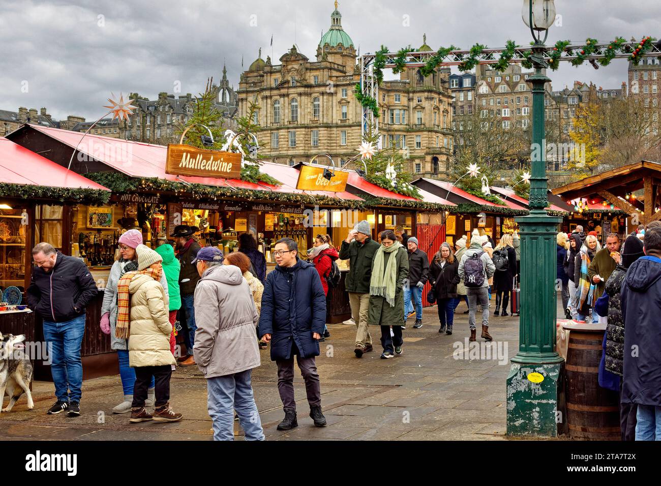 Edinburgh Scotland Christmas Fair, Princes Street, le bancarelle di VIN brulé e birra e i visitatori Foto Stock