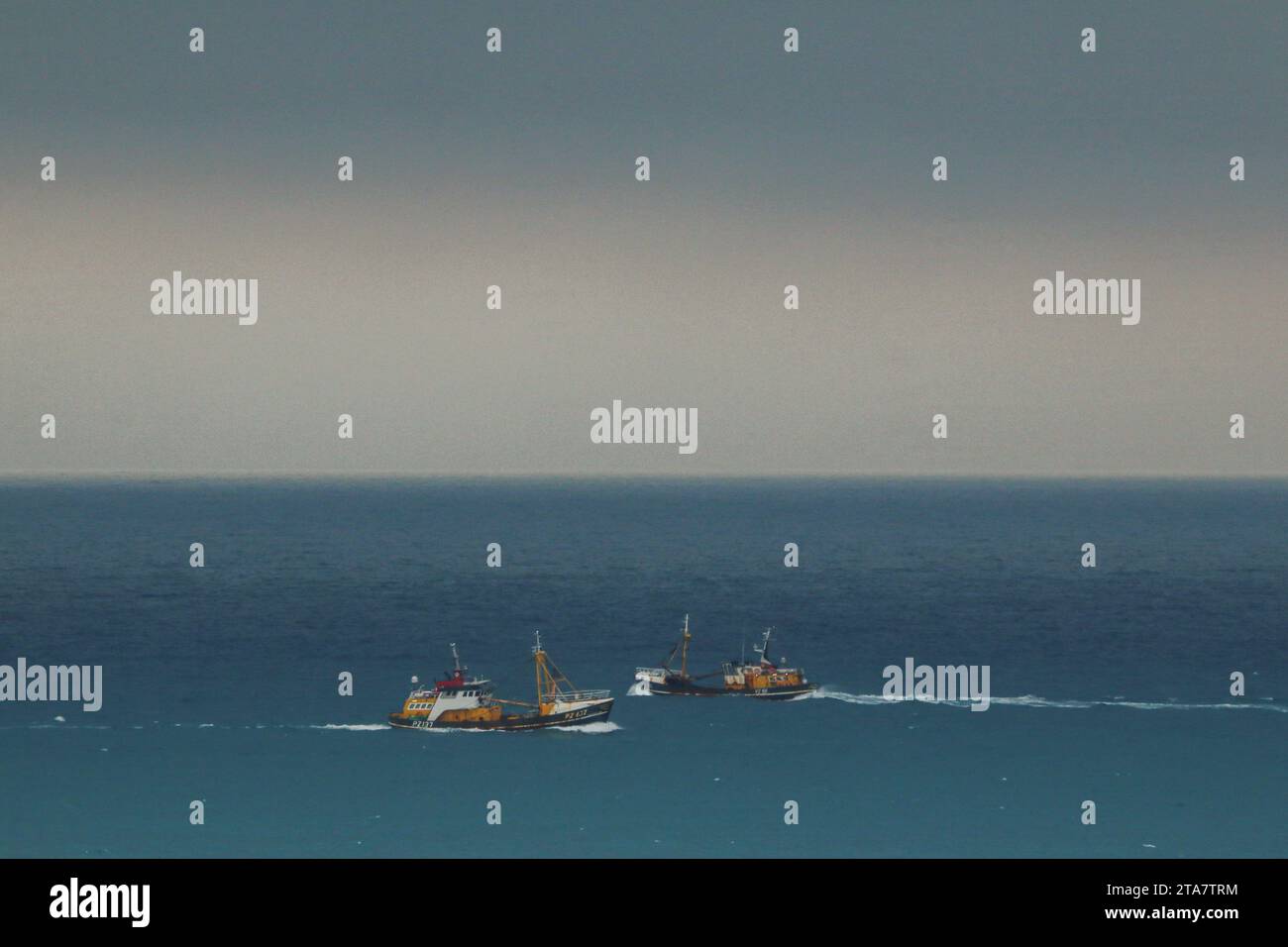 Barche da pesca che attraversano il mare, in Cornovaglia Foto Stock