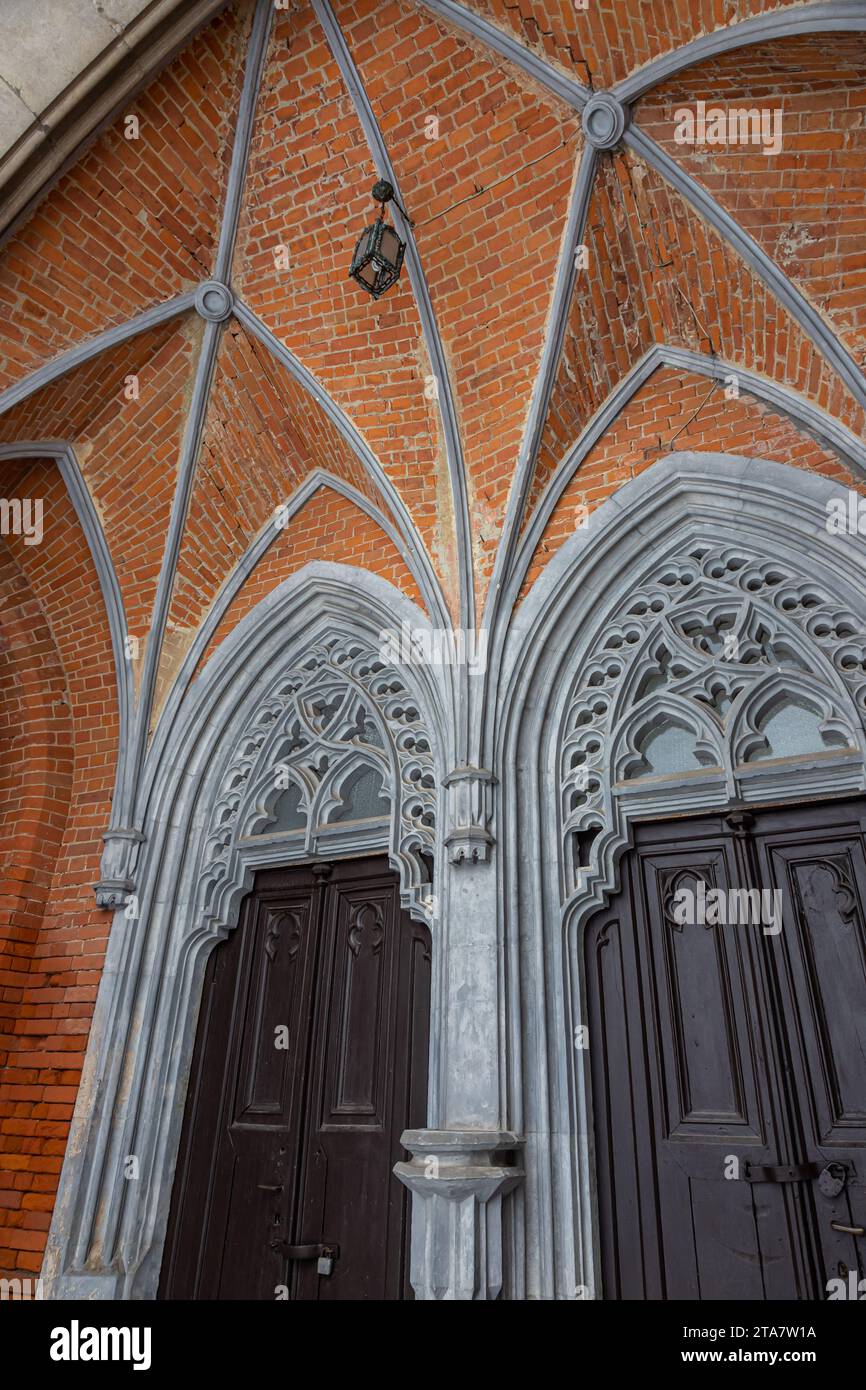 Un frammento della facciata di una storica chiesa neogotica. Foto Stock