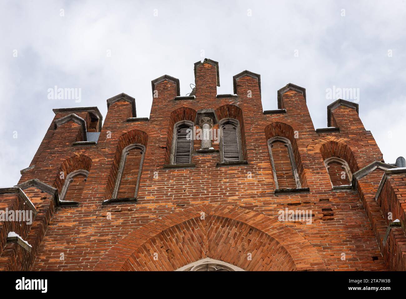 Un frammento della facciata di una storica chiesa neogotica. Foto Stock