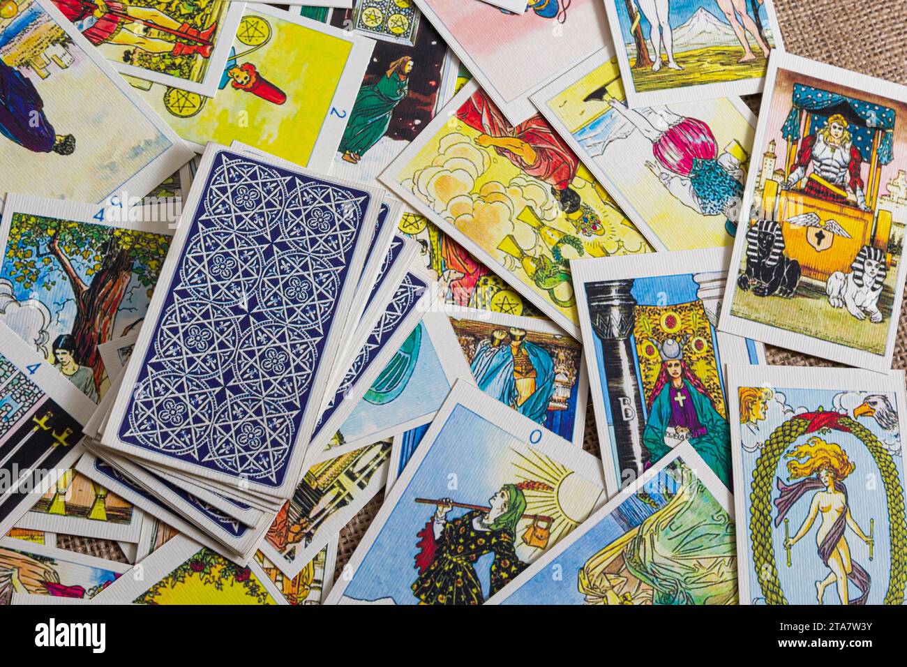 Sfondo con mucchio di carte tarocchi, il mazzo arcana maggiore. Fortuna che dice seance o rituale magico nero. Spaventate la vita ferma con occulto ed esoteri Foto Stock