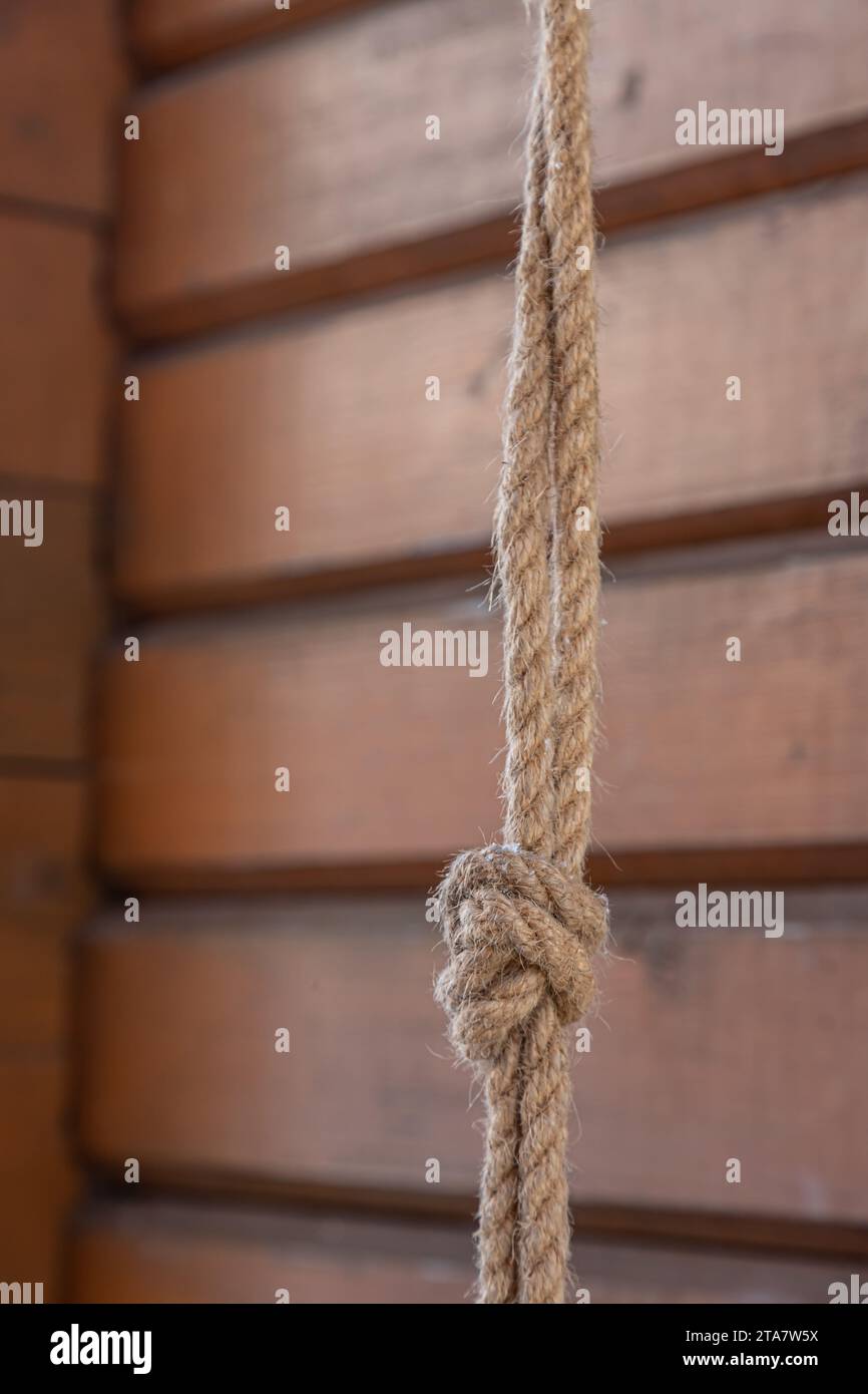 Nodo ad arco in corda di lino isolato sullo sfondo. Foto Stock