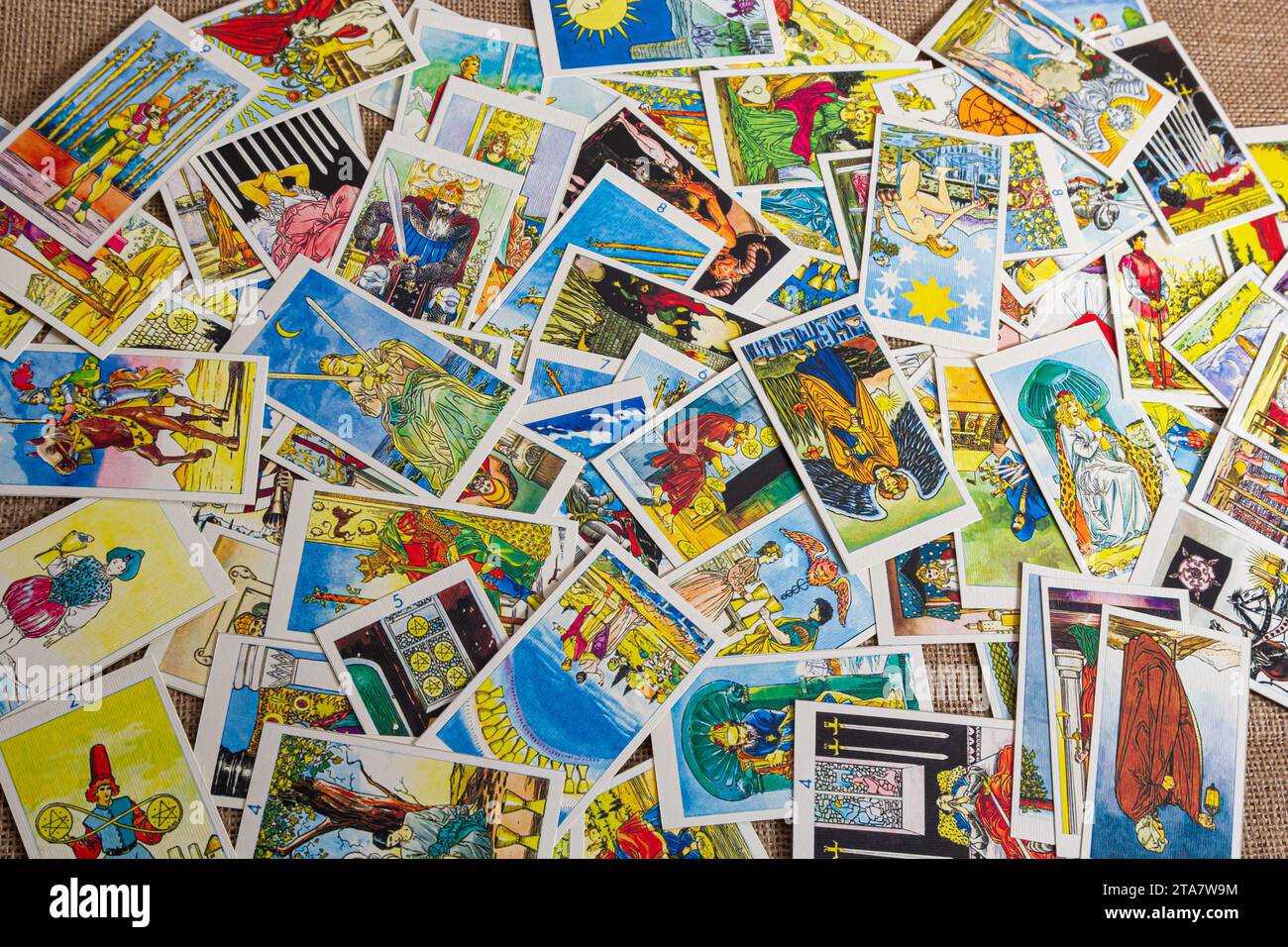 Sfondo con mucchio di carte tarocchi, il mazzo arcana maggiore. Fortuna che dice seance o rituale magico nero. Spaventate la vita ferma con occulto ed esoteri Foto Stock
