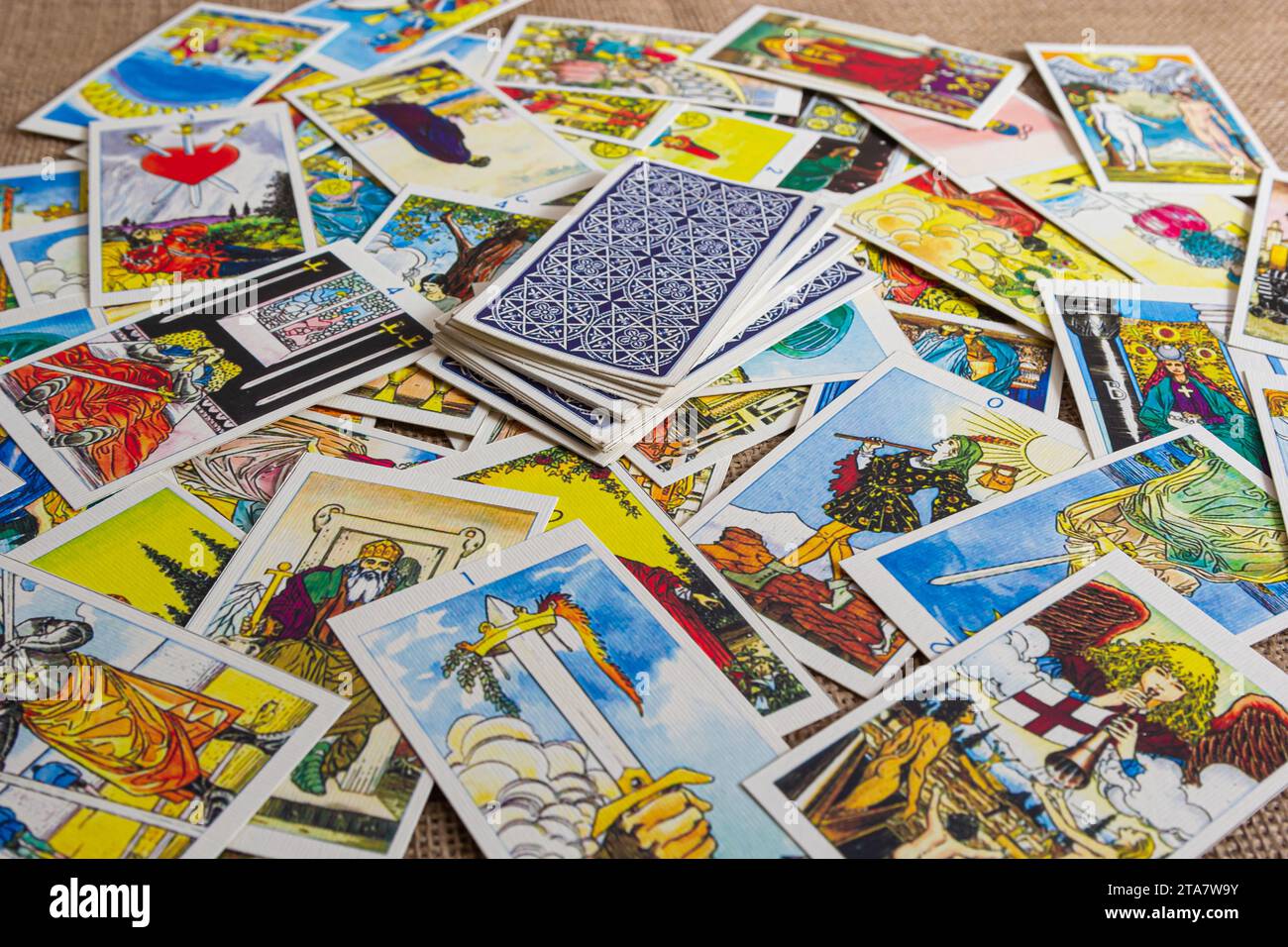 Sfondo con mucchio di carte tarocchi, il mazzo arcana maggiore. Fortuna che dice seance o rituale magico nero. Spaventate la vita ferma con occulto ed esoteri Foto Stock