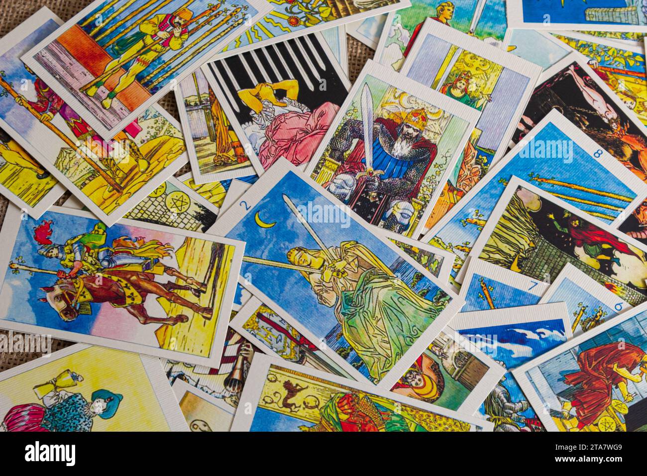 Sfondo con mucchio di carte tarocchi, il mazzo arcana maggiore. Fortuna che dice seance o rituale magico nero. Spaventate la vita ferma con occulto ed esoteri Foto Stock