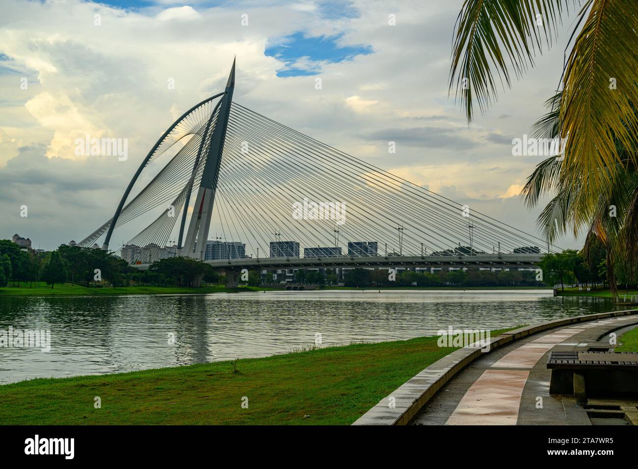 Il ponte seri Wawasan sul lago Putrajaya, Putrajaya, Malesia Foto Stock