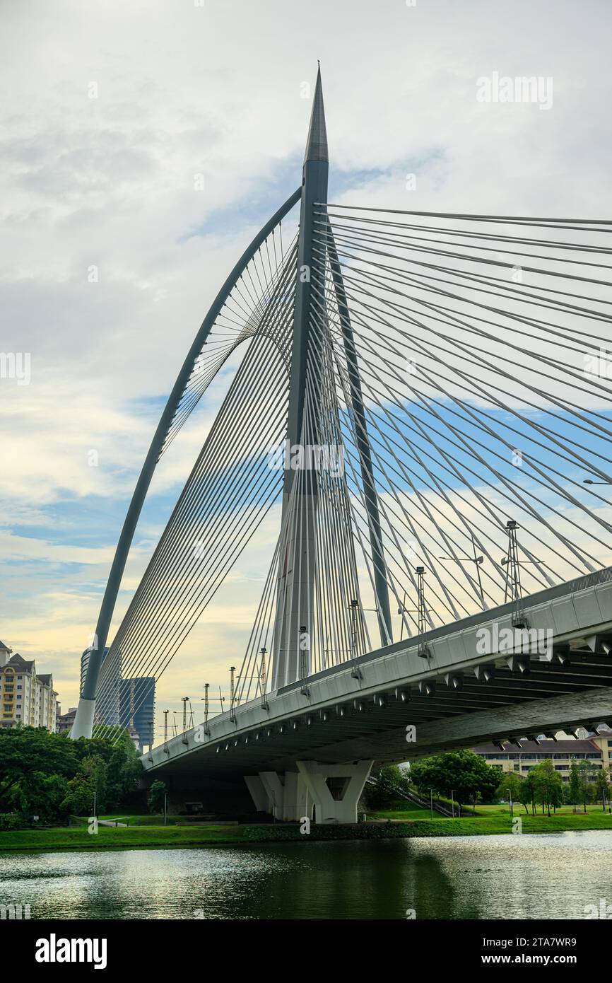 Il ponte seri Wawasan sul lago Putrajaya, Putrajaya, Malesia Foto Stock