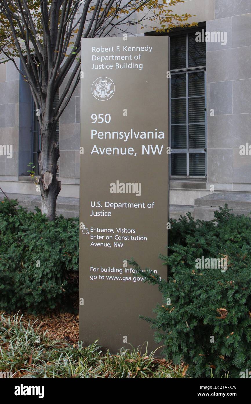 Vista esterna dell'edificio del Robert F. Kennedy Department of Justice e segnaletica sulla Pennsylvania Avenue NW a Washington, D.C., USA, il 28 novembre 2023. La missione del Dipartimento di giustizia è di difendere lo Stato di diritto, proteggere i diritti civili e mantenere al sicuro gli Stati Uniti d'America. (Foto di Carlos Kosienski/Sipa USA) Foto Stock