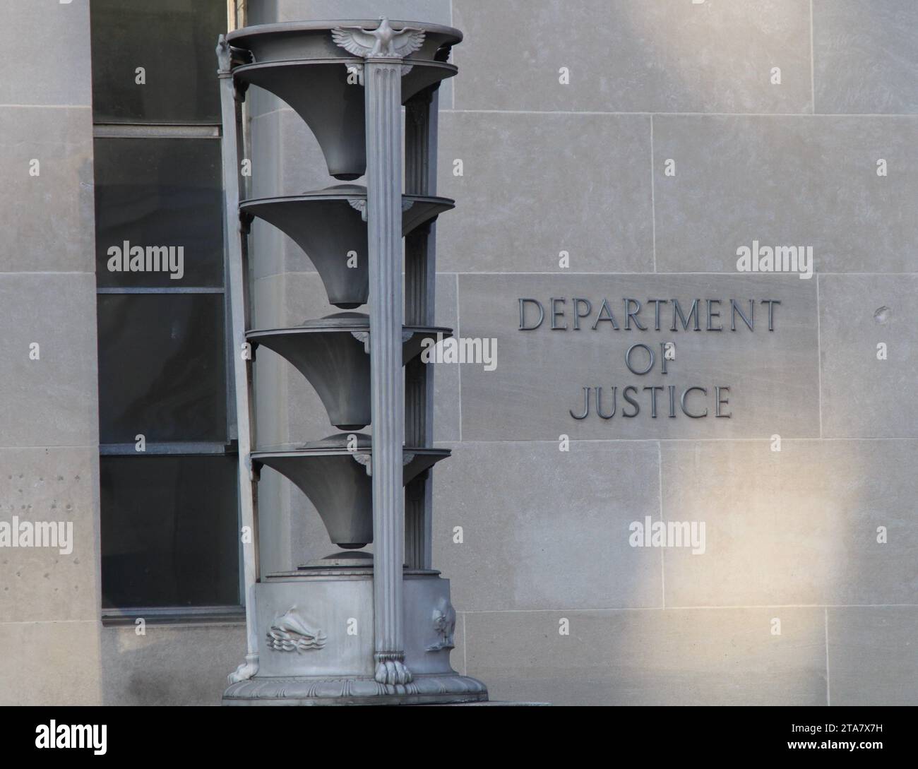 Vista esterna dell'edificio del Robert F. Kennedy Department of Justice e segnaletica sulla Pennsylvania Avenue NW a Washington, D.C., USA, il 28 novembre 2023. La missione del Dipartimento di giustizia è di difendere lo Stato di diritto, proteggere i diritti civili e mantenere al sicuro gli Stati Uniti d'America. (Foto di Carlos Kosienski/Sipa USA) Foto Stock