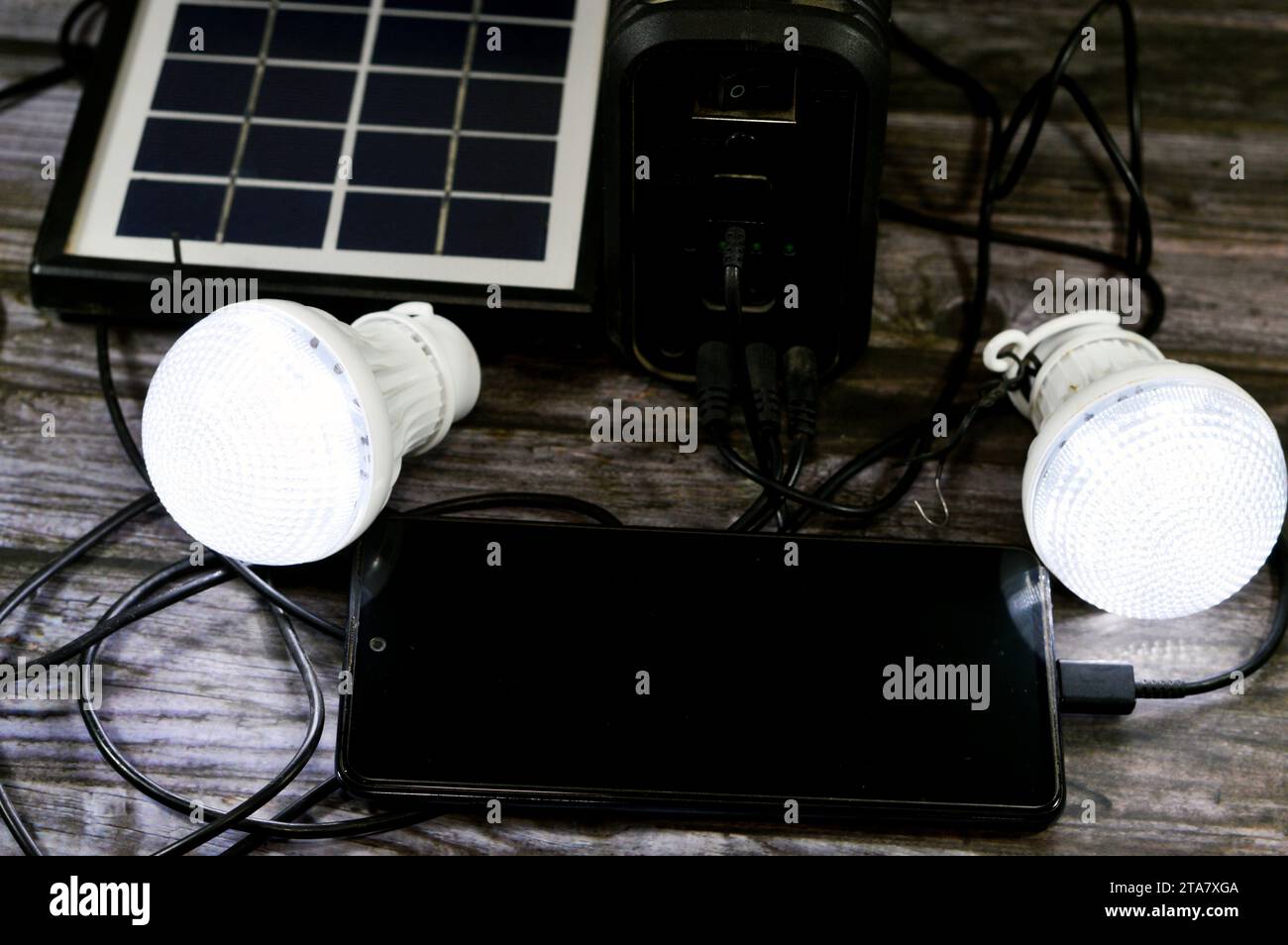 Una batteria multiuso caricata con un pannello solare, un dispositivo che converte la luce solare in elettricità utilizzando celle fotovoltaiche (PV) costituite da ma Foto Stock