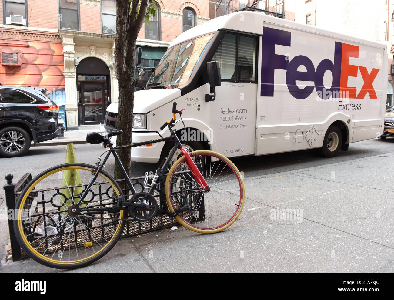 New York, USA - 7 giugno 2018: Le auto di FedEx sulla strada di New York. Foto Stock