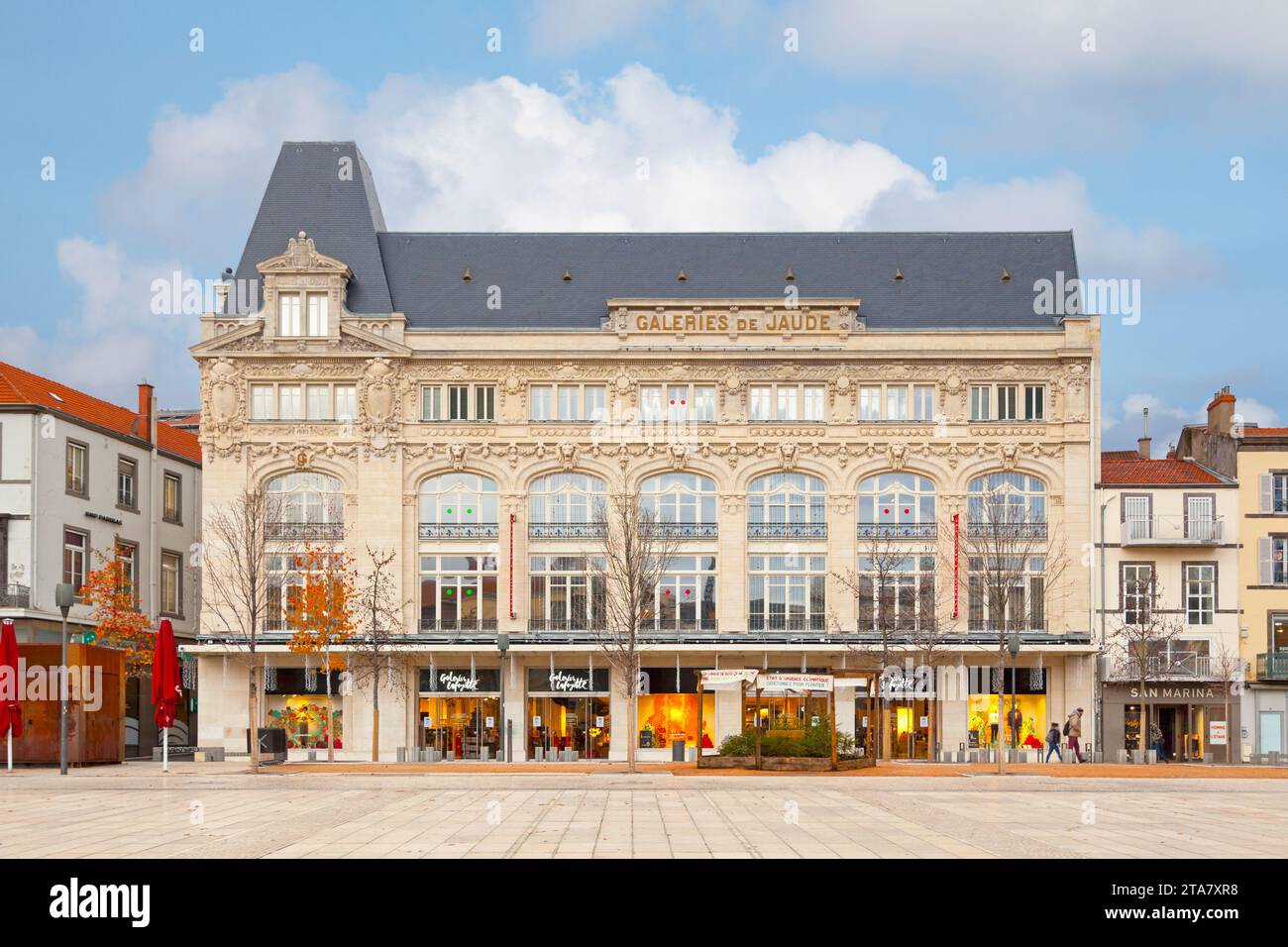 Clermont-Ferrand, Francia - 11 dicembre 2019: Le Galeries de Jaude sono un grande magazzino costruito nel 1906 dagli architetti Léon e Marcel Lamaiziere l Foto Stock
