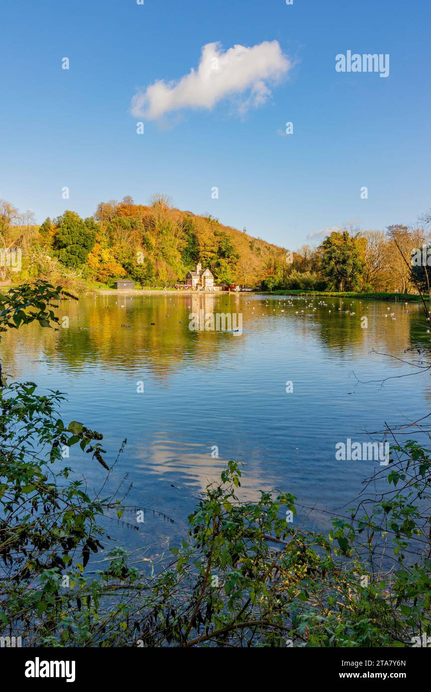 Lago Swanbourne con Swanbourne Lodge Tearoom - Arundel, West Sussex, Regno Unito. Foto Stock