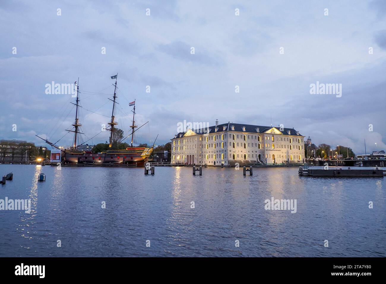 museo marittimo di amsterdam paesaggio urbano notturno di amsterdam dai canali dei paesi bassi Foto Stock