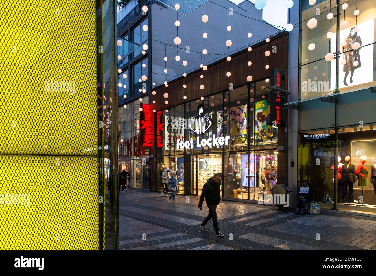 Foot Locker, sulla via dello shopping Hohe Strasse, negozio di sneaker e abbigliamento sportivo, Colonia, Germania. Negozio Snipes a der Fussgaengerzone, Hohe Str Foto Stock