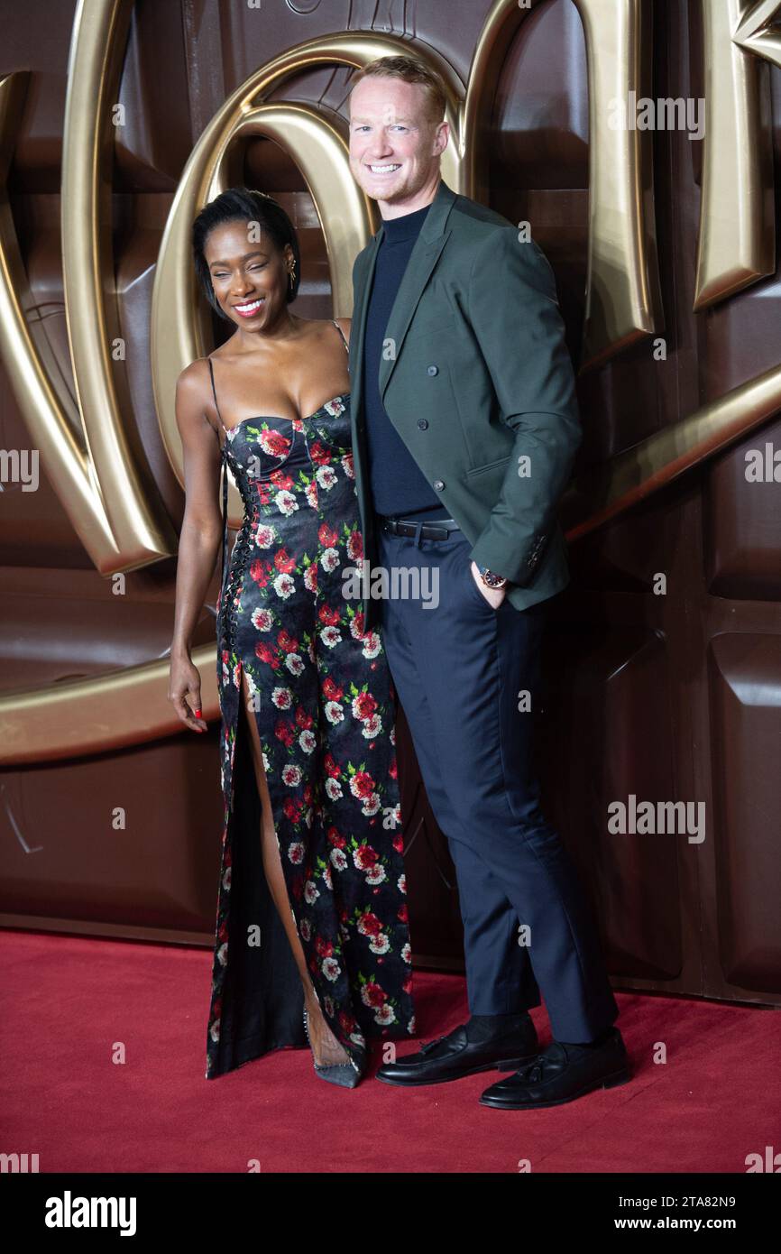Londra, Regno Unito. 28 novembre 2023. Nella foto: (L-R) Vanessa James, Greg Rutherford partecipa alla prima mondiale di "Wonka" al Royal Festival Hall di Southbank. Cred Foto Stock
