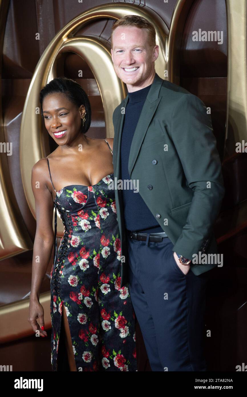 Londra, Regno Unito. 28 novembre 2023. Nella foto: (L-R) Vanessa James, Greg Rutherford partecipa alla prima mondiale di "Wonka" al Royal Festival Hall di Southbank. Cred Foto Stock