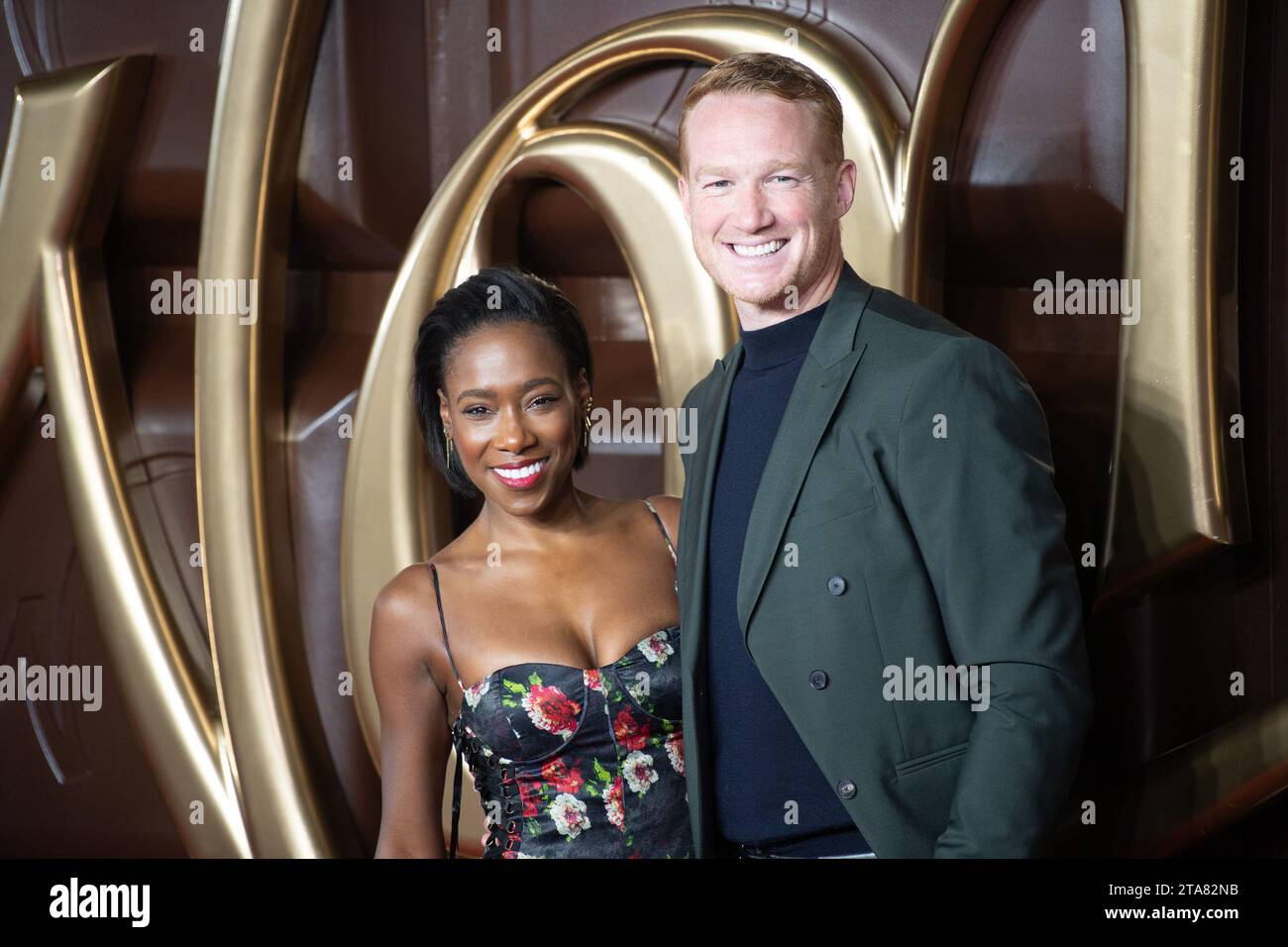 Londra, Regno Unito. 28 novembre 2023. Nella foto: (L-R) Vanessa James, Greg Rutherford partecipa alla prima mondiale di "Wonka" al Royal Festival Hall di Southbank. Cred Foto Stock