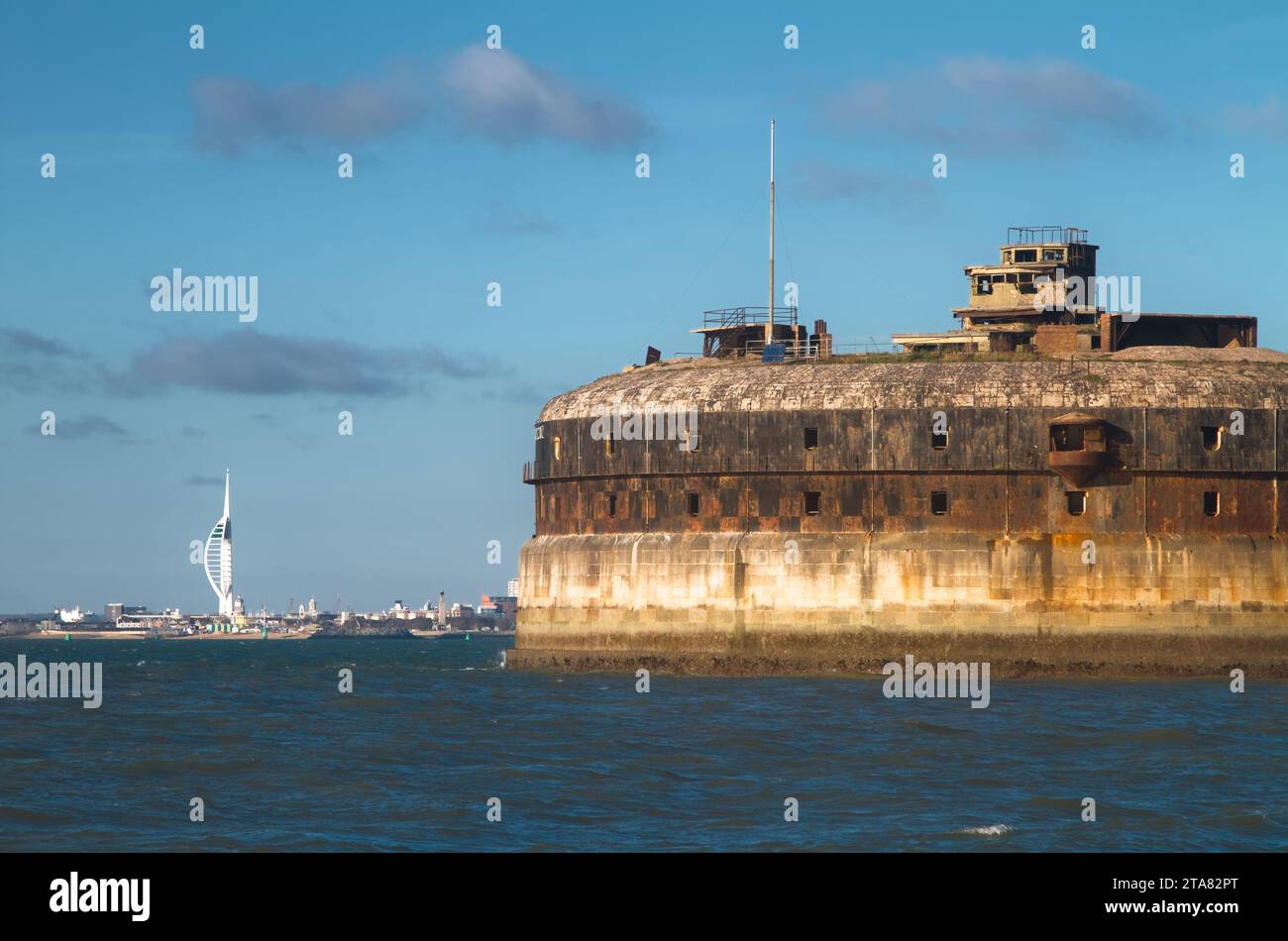 Horse Sand Fort nel Solent con Portsmouth e la Spinnaker Tower sullo sfondo, Solent, Portsmouth, Regno Unito Foto Stock