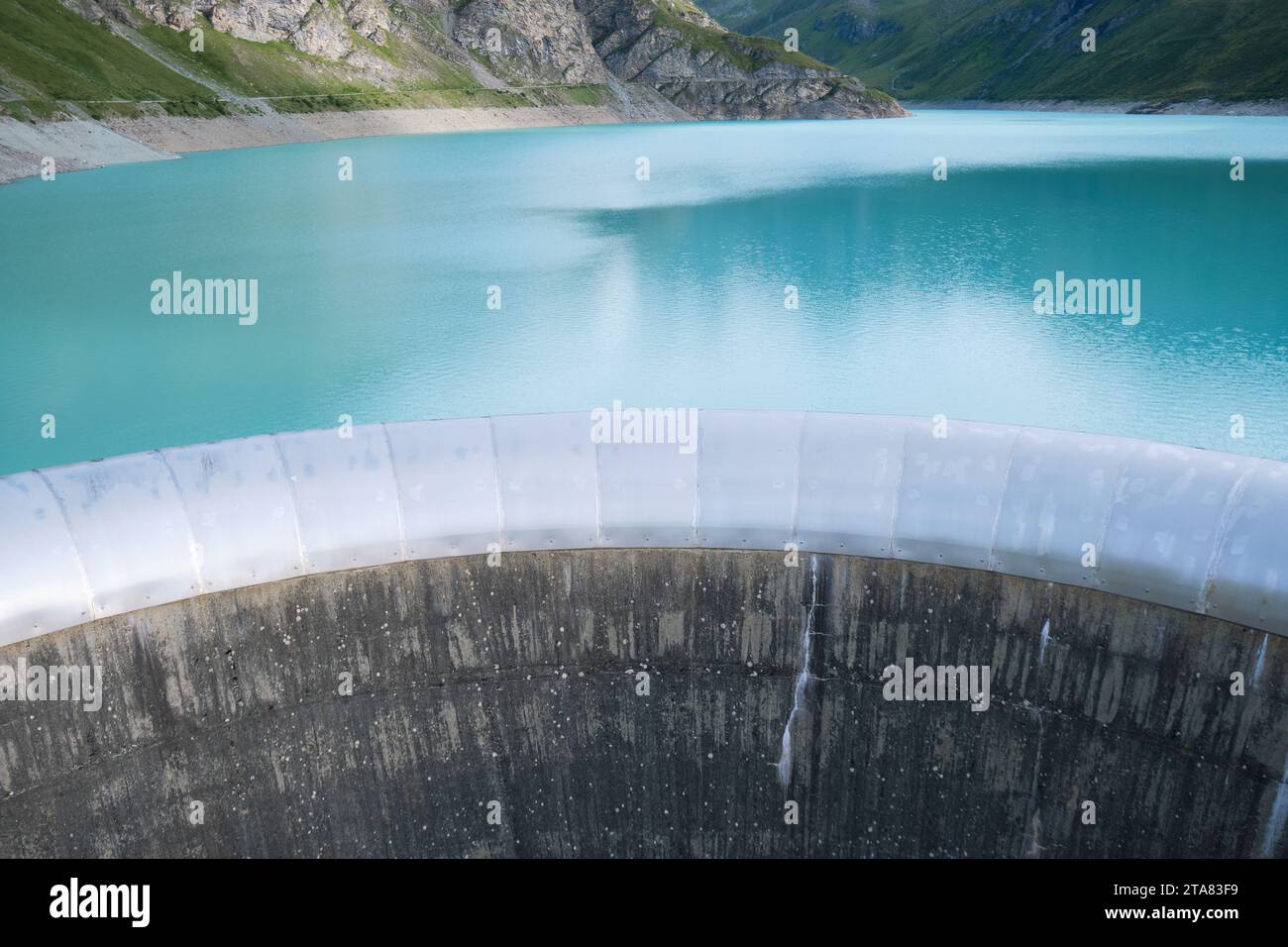 La diga di Moiry e le acque turchesi del Lac de Moiry, alla testa della valle di Grimentz, Svizzera. Foto Stock