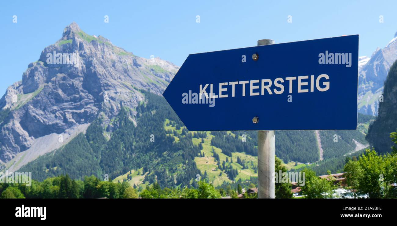 Il cartello di Klettersteig (via ferrata in tedesco) punta verso una montagna. Avventura, sport, attivo, europa, estate. Foto Stock