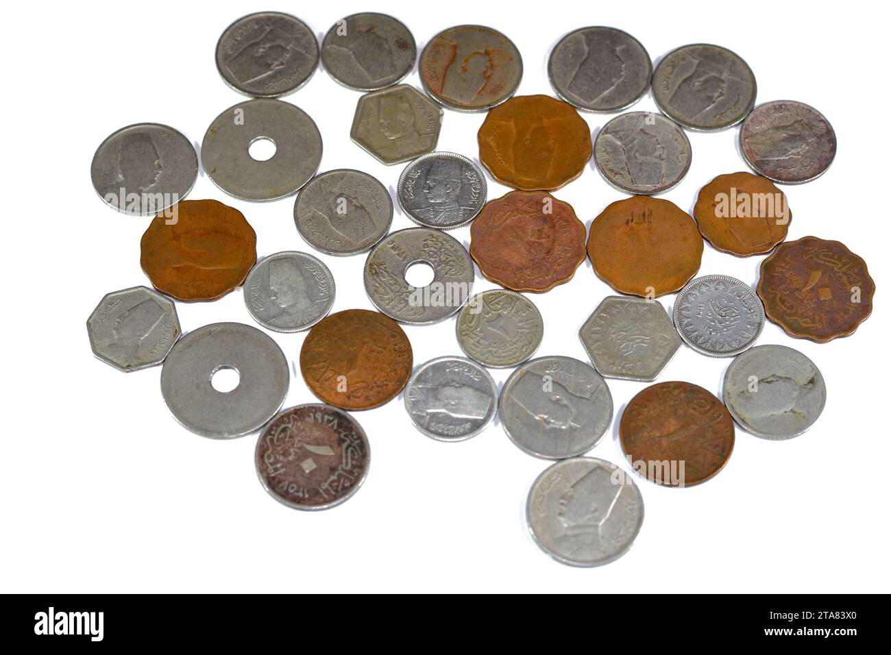 Vecchie monete egiziane dell'epoca del Regno d'Egitto e del Sudan in tempi e valori diversi, sfondo di vecchie monete egiziane di milliemi e pia Foto Stock