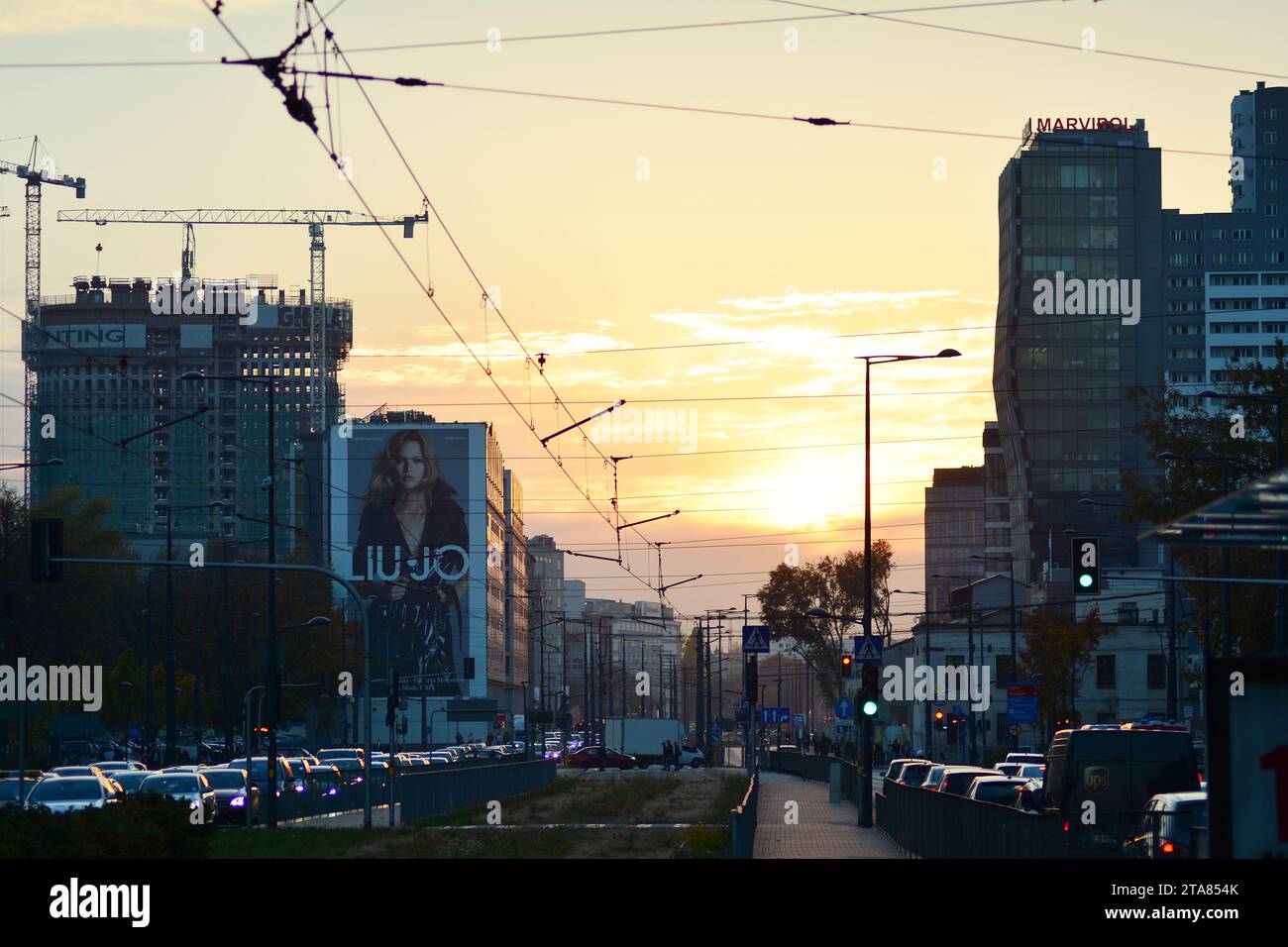 Varsavia, Polonia. 17 ottobre 2018. Scena di strada di persone che camminano durante il tramonto sulla strada. Swietokrzyska Street. Foto Stock