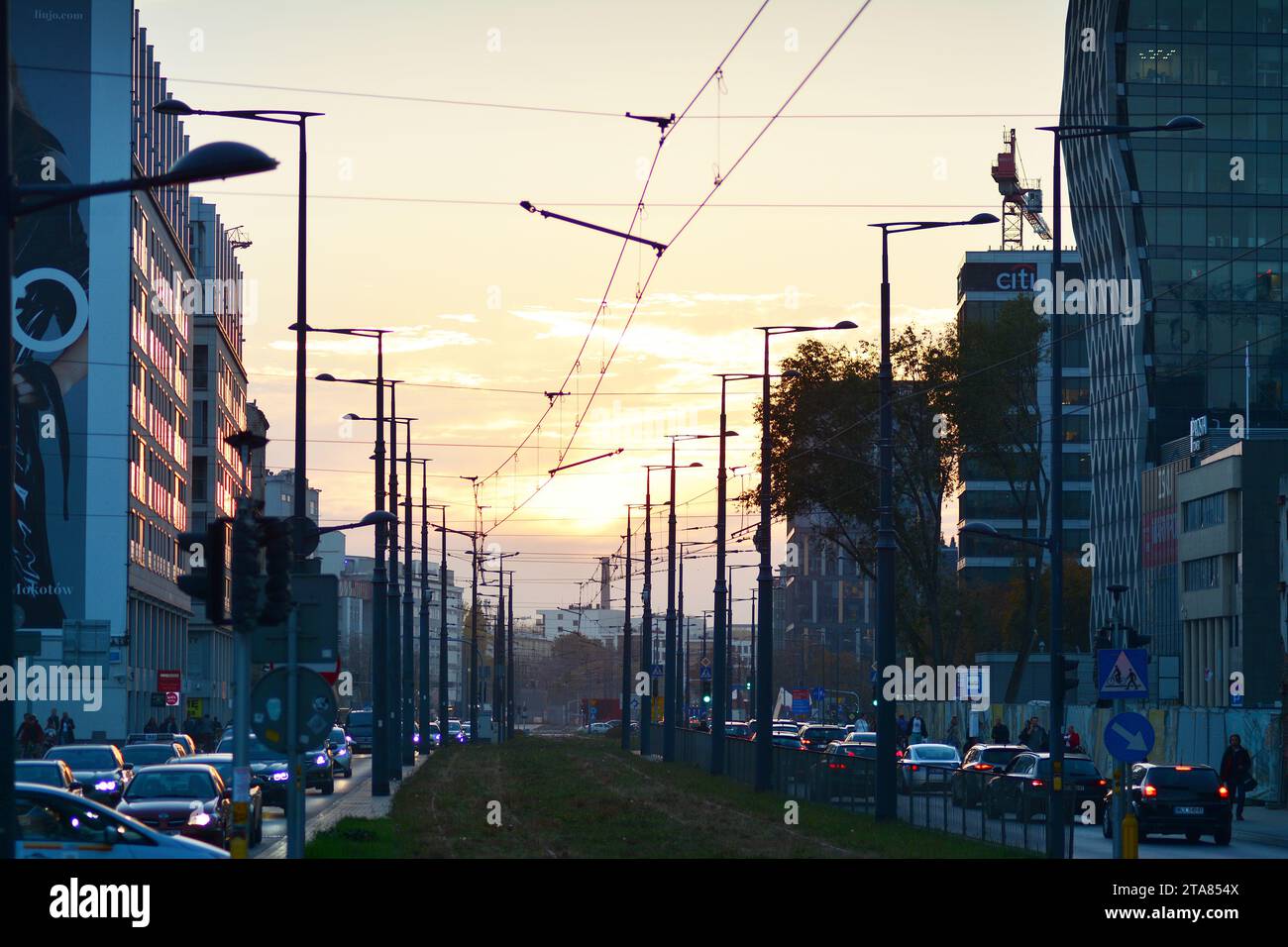 Varsavia, Polonia. 17 ottobre 2018. Scena di strada di persone che camminano durante il tramonto sulla strada. Swietokrzyska Street. Foto Stock